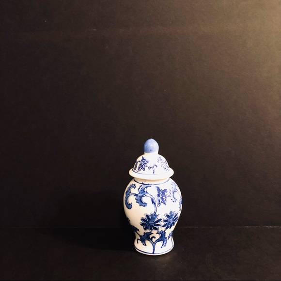 Miniature Chinoiserie Vase with Top - Picture 4 of 7